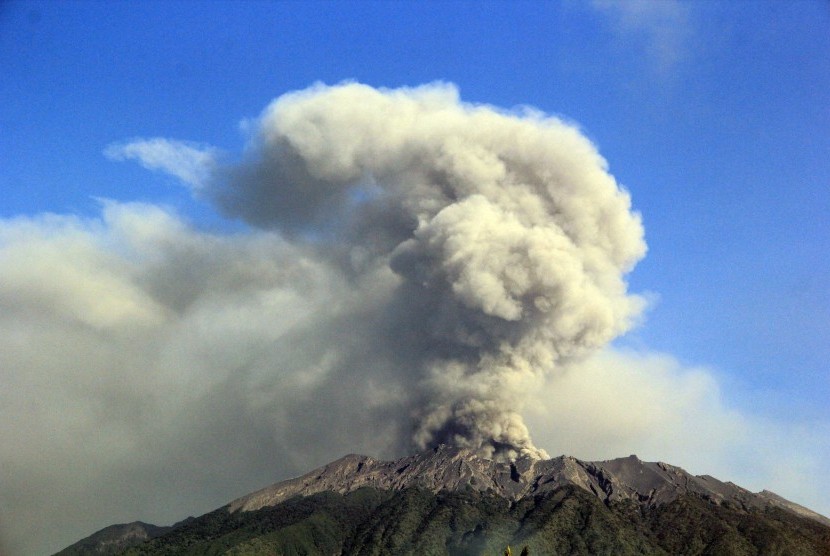 Gunung Raung Erupsi, Warga Diimbau Jauhi Puncak Kawah